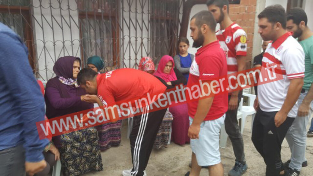 Samsunspor taraftarı şehit Eren Bülbül'ün annesi Ayşe Bülbül'ü ziyaret etti