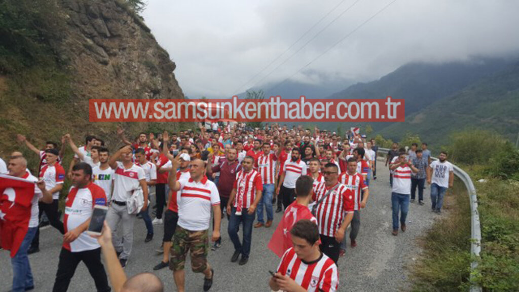 Samsunspor taraftarı şehit Eren Bülbül'ün annesi Ayşe Bülbül'ü ziyaret etti