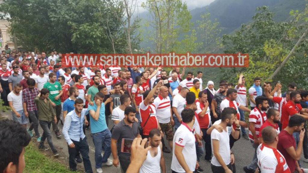 Samsunspor taraftarı şehit Eren Bülbül'ün annesi Ayşe Bülbül'ü ziyaret etti