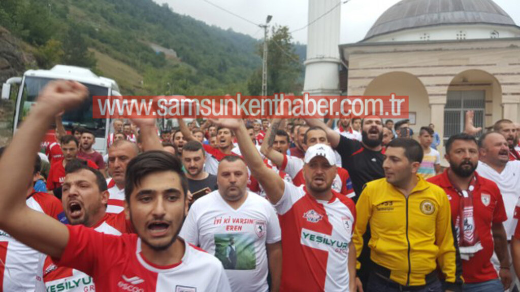 Samsunspor taraftarı şehit Eren Bülbül'ün annesi Ayşe Bülbül'ü ziyaret etti