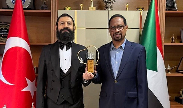 Nobel Barış Ödülü adayı yazar Akif Manaf'a Sudan-Türkiye Barış ödülü verildi