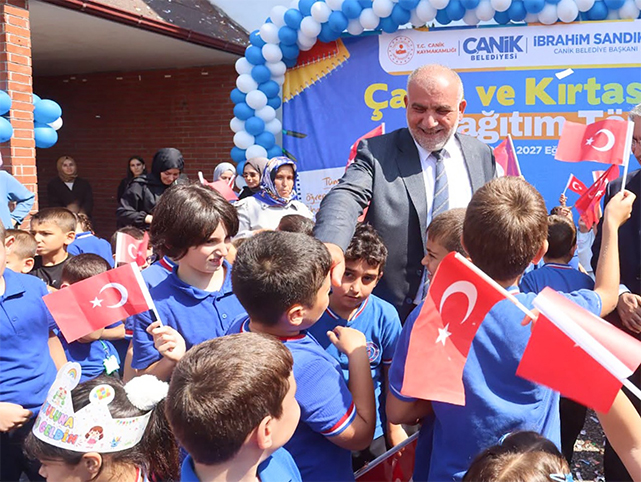Samsun-Canik'te-insansı-robot-okullarda-kırtasiye-ve-çanta-dağıttı