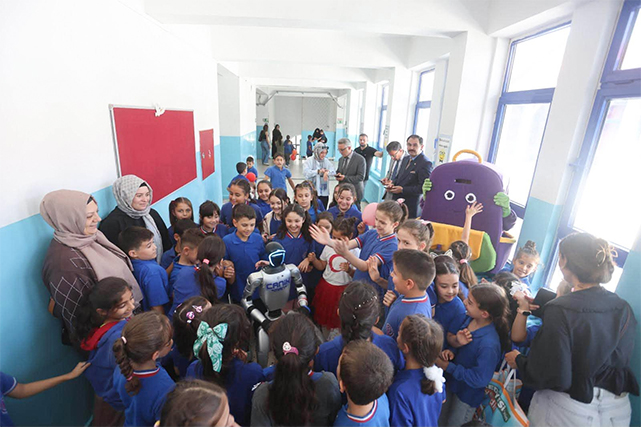 Samsun-Canik'te-insansı-robot-okullarda-kırtasiye-ve-çanta-dağıttı